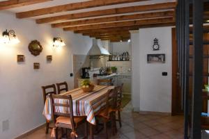 a kitchen with a table and chairs in a room at Case vacanza Reggimonti Cinque Terre in Bonassola
