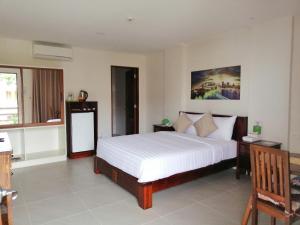 Nirvana Resort Puerto Galera في بويرتو غاليرا: غرفة نوم مع سرير أبيض كبير في غرفة
