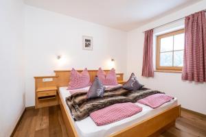 Łóżko lub łóżka w pokoju w obiekcie Appartement Einödberg