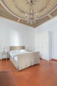 ein Schlafzimmer mit einem Bett und einer Decke mit einem Kronleuchter in der Unterkunft The Right Place 4U Roma Campo de fiori Apartment La Quercia in Rom