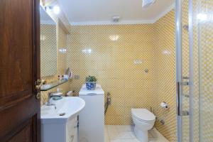 ein Badezimmer mit einem weißen WC und einem Waschbecken in der Unterkunft The Right Place 4U Roma Campo de fiori Apartment La Quercia in Rom