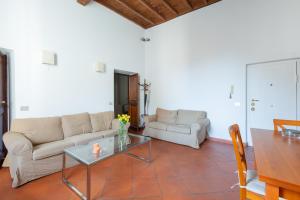 ein Wohnzimmer mit einem Sofa und einem Tisch in der Unterkunft The Right Place 4U Roma Campo de fiori Apartment La Quercia in Rom