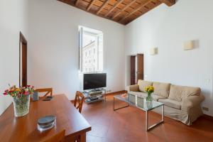 ein Wohnzimmer mit einem Sofa und einem Tisch in der Unterkunft The Right Place 4U Roma Campo de fiori Apartment La Quercia in Rom