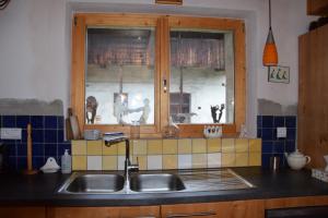 Virtuvė arba virtuvėlė apgyvendinimo įstaigoje Zderaz pardubice Countryside vacation home near Proseč