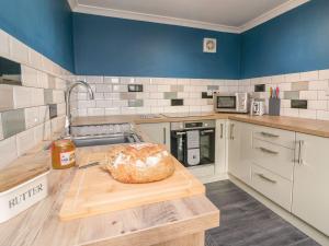 Kuchyň nebo kuchyňský kout v ubytování Maesyfelin Isaf Apartment