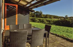 una mesa y sillas en un patio con pérgola en Lovely Home In Aabenraa With Wifi, en Aabenraa