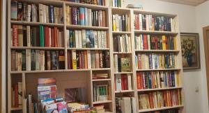 una estantería llena de libros en Ferienwohnung Demas, en Gunzenhausen