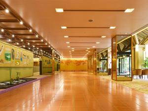 an empty hallway in a building with yellow walls at jyozankei Shikanoyu in Jozankei +45 photos
