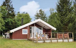 SkibbyにあるTwo-Bedroom Holiday Home In Skibbyの小さな赤いキャビン(ポーチと窓付)