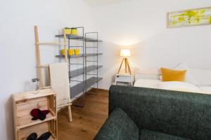 uma sala de estar com um sofá e uma cama em Apartment Macho em Innsbruck