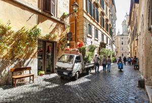 mały samochód zaparkowany na brukowanej ulicy w obiekcie Apartment with terrace near Piazza Navona - FromHometoRome w Rzymie