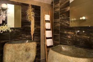 une salle de bain avec un lavabo et une baignoire dans l'établissement Hôtel E Tre Stelle, à Bonifacio 25 autres photos