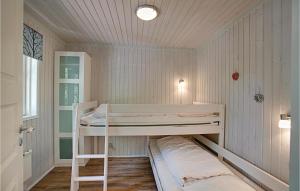 Vester SømarkenにあるNice Home In Aakirkeby With 3 Bedrooms And Wifiの小さなお部屋で、二段ベッド1組が備わります。