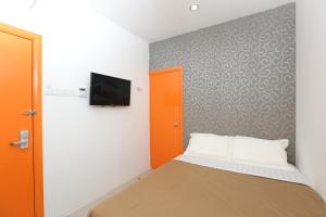 Postel nebo postele na pokoji v ubytování 1 Hotel Taman Connaught