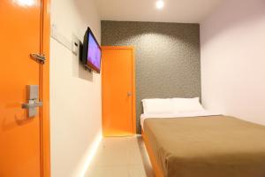Postel nebo postele na pokoji v ubytování 1 Hotel Taman Connaught