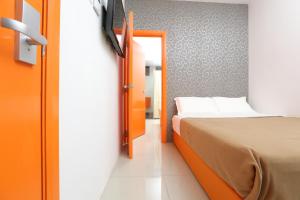 Postel nebo postele na pokoji v ubytování 1 Hotel Taman Connaught