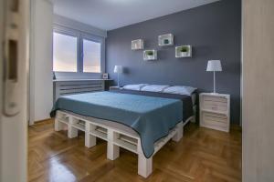 um quarto com uma cama grande e uma janela em VortexLuxApatman em Belgrado