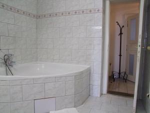 Ένα μπάνιο στο Charles Bridge Suites