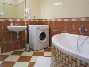 W łazience znajduje się pralka i umywalka. w obiekcie Charles Bridge Suites w Pradze