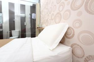 Postel nebo postele na pokoji v ubytování 1 Hotel Taman Connaught