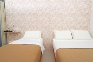 Postel nebo postele na pokoji v ubytování 1 Hotel Taman Connaught