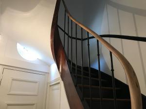 a spiral staircase in a house with a white door at Les Berceaux de la Cathedrale in Reims