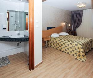 Postel nebo postele na pokoji v ubytování Iris Hotel