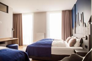 Schlafzimmer mit einem großen Bett in Blau und Weiß in der Unterkunft Stadtrandzimmer in Herrnburg