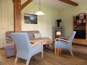 ein Wohnzimmer mit einem Sofa, einem Tisch und Stühlen in der Unterkunft Ferienwohnung May in Ehrenberg