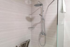 prysznic ze szklanymi drzwiami w łazience w obiekcie Apartamentos Jerez Plaza w mieście Jerez de la Frontera