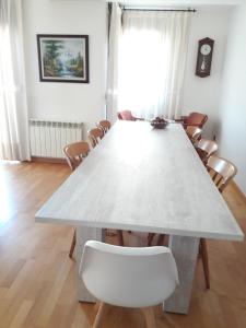 a large white table in a room with chairs at Precioso Duplex Cal Richi in Tremp