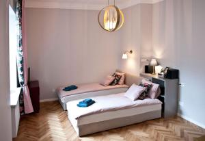 A bed or beds in a room at Apartament Piano Praga