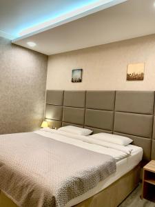ein Schlafzimmer mit einem großen Bett in einem Zimmer in der Unterkunft Hotel Vzlet in Orenburg