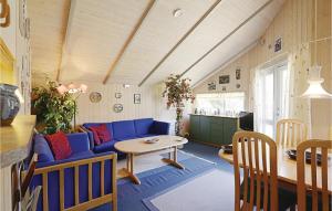 SnogebækにあるLovely Home In Nex With Kitchenのリビングルーム(青いソファ、テーブル付)