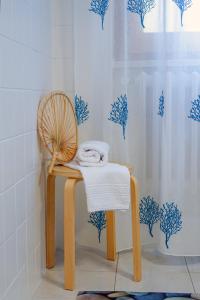 bagno con sedia e tenda per la doccia di Don Alfonso Apartaments a Termoli