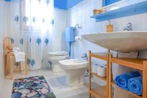 bagno con lavandino e servizi igienici di Don Alfonso Apartaments a Termoli