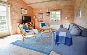 ein Wohnzimmer mit einem Sofa und einem Tisch in der Unterkunft 2 Bedroom Stunning Home In Nyborg in Nyborg