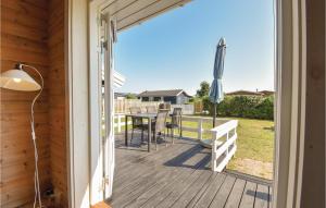 eine Terrasse mit einem Tisch und einem Sonnenschirm in der Unterkunft 2 Bedroom Stunning Home In Nyborg in Nyborg