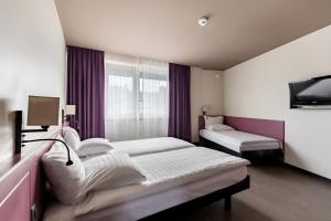 Postel nebo postele na pokoji v ubytování Hôtel Les Nations + 16 fotografií