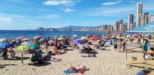duży tłum ludzi na plaży w obiekcie STUDIO Gerona Playmon Virginia w mieście Benidorm