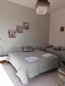 1 dormitorio con 1 cama y 1 sofá en Nido d'amore, en Anagni