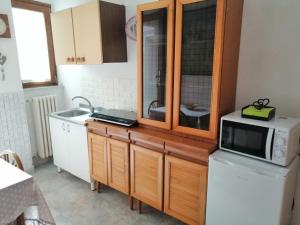 a kitchen with a microwave and a sink at B&B Regina Elena in Pignola