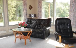 Posezení v ubytování Three-Bedroom Holiday Home In Hemmet