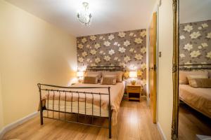 1 dormitorio con cama y espejo en 316 Westgate en York