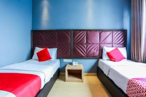 Tempat tidur dalam kamar di OYO 90894 Hotel Smc I-city