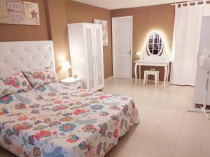 Schlafzimmer mit einem Bett, einem Schminktisch und einem Spiegel in der Unterkunft Apartamento TRISTANA in Vecindario