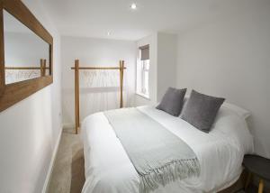 Postel nebo postele na pokoji v ubytování Host & Stay - Park View Apartment + 13 fotografií