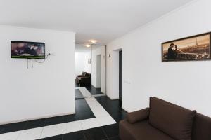 TV a/nebo společenská místnost v ubytování Apartment on Novomestenskaya 8 floor