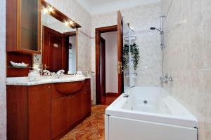 Kúpeľňa v ubytovaní Colosseo Sunset Apartment + 37 fotografií