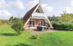 una casa pequeña con techo inclinado en Three-Bedroom Holiday Home In Skjern, en Halby
